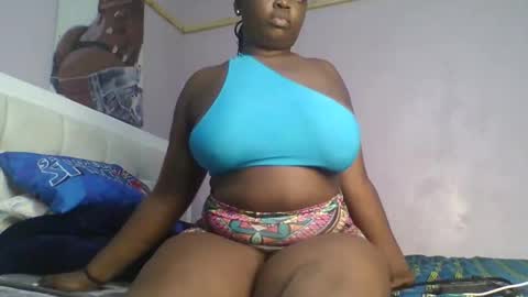 Snapshot of goldencurves_bunny chatting on January 2026 08:03:02 PM Bella online show from January 2026 08:03:02 PM