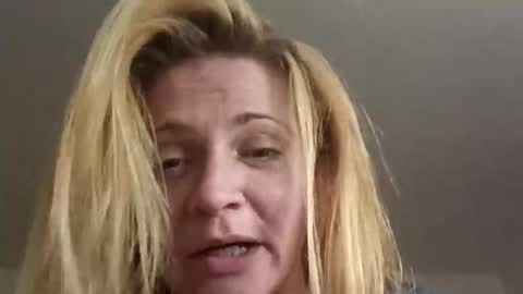 Snapshot of goldendoll1704 chatting on June 2026 06:52:02 AM goldendoll1704 online show from June 2026 06:52:02 AM