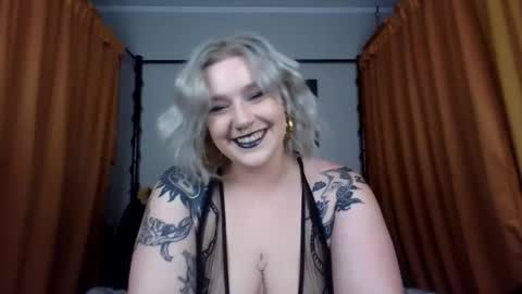 Snapshot of goldenglimmering chatting on June 2026 12:04:02 AM Golden Glimmer online show from June 2026 12:04:02 AM
