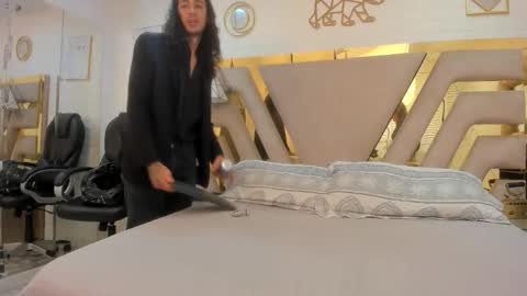 goldentemptation_ online show from April 2026 05:17:01 PM