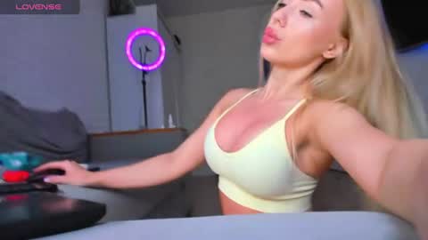 Snapshot of great_blondy chatting on June 2026 05:45:02 AM Anny online show from June 2026 05:45:02 AM