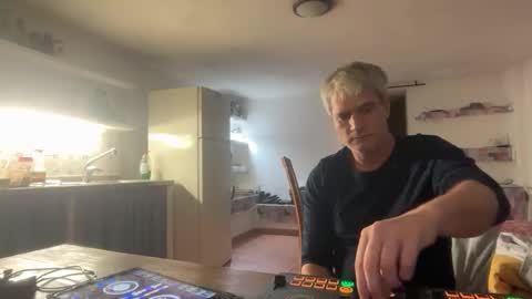 guardiannif_ online show from February 2026 07:21:01 PM