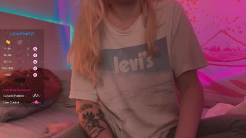 Snapshot of h2h0e chatting on January 2025 05:06:01 PM Lana online show from January 2025 05:06:01 PM