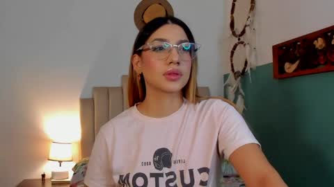 Snapshot of h3y_mia3 chatting on June 2026 07:40:02 PM Paulina online show from June 2026 07:40:02 PM