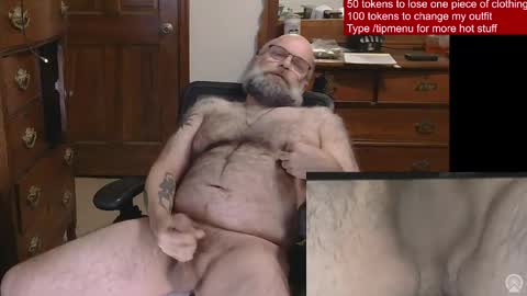 Snapshot of hairydaddybear69 chatting on May 2026 01:14:01 AM HairyDaddyBear69 online show from May 2026 01:14:01 AM