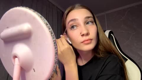 Holly online show from November 2025 06:42:02 PM