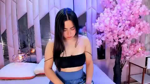 hannacollins_2 online show from April 2026 02:56:01 PM