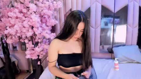 hannacollins_2 online show from April 2026 02:19:02 PM