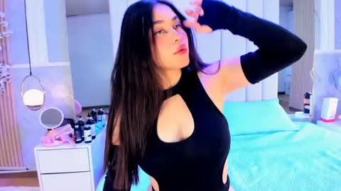 hannacollins_2 online show from July 2026 01:06:02 PM