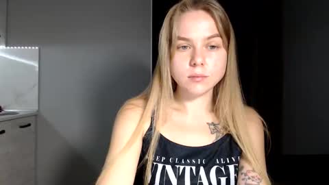 happy_fox_ online show from November 2025 08:22:02 PM