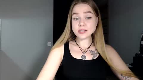 happy_fox_ online show from April 2026 07:51:02 PM