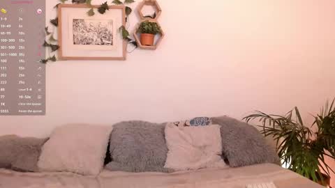 Snapshot of harmonyy01 chatting on December 2024 06:54:01 AM Harmony Please help me to reach 100 thumbs up online show from December 2024 06:54:01 AM