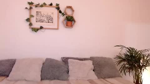 Snapshot of harmonyy01 chatting on December 2024 01:15:02 AM Harmony Please help me to reach 100 thumbs up online show from December 2024 01:15:02 AM