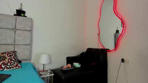 Snapshot of hazel_slim_ chatting on January 2026 06:33:01 PM hazel_slim_ online show from January 2026 06:33:01 PM