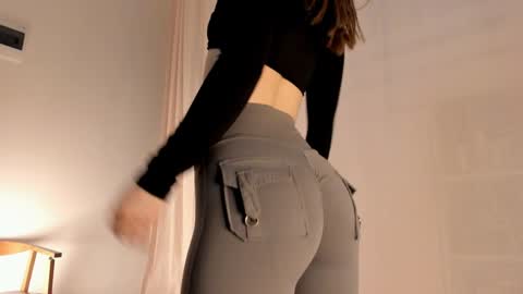 Snapshot of hee_jeen chatting on February 2025 02:25:02 PM Jeen online show from February 2025 02:25:02 PM