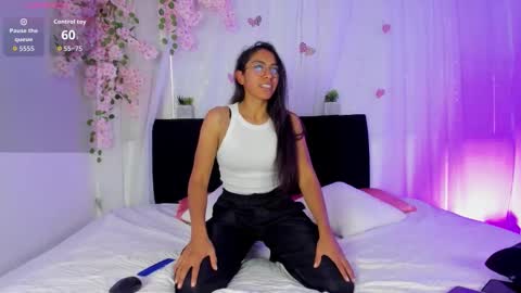 Snapshot of heidi_feuer chatting on September 2025 12:32:02 PM heidi_feuer online show from September 2025 12:32:02 PM