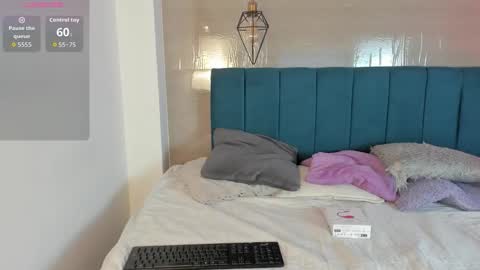 Snapshot of heidi_feuer chatting on October 2025 12:24:02 PM heidi_feuer online show from October 2025 12:24:02 PM