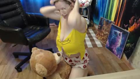 Snapshot of helen_bee chatting on May 2026 10:10:01 AM Tanya online show from May 2026 10:10:01 AM