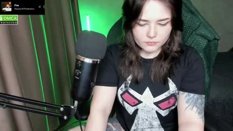 Snapshot of hell_hotline chatting on May 2026 06:35:02 PM Red online show from May 2026 06:35:02 PM