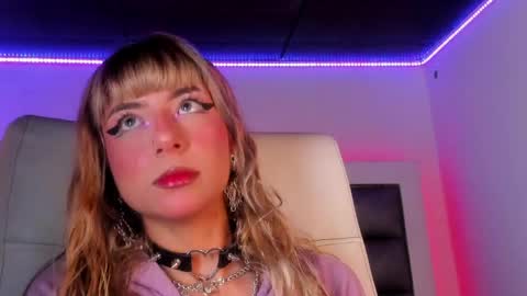 Snapshot of hellen__smith_ chatting on May 2026 12:32:01 PM hellen__smith_ online show from May 2026 12:32:01 PM