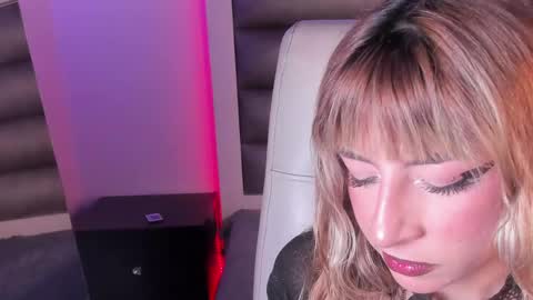 Snapshot of hellen__smith_ chatting on May 2026 10:07:01 PM hellen__smith_ online show from May 2026 10:07:01 PM