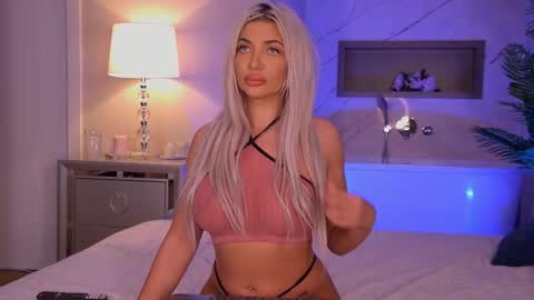 Snapshot of hellenroyy chatting on October 2025 03:29:02 AM hellenroyy online show from October 2025 03:29:02 AM