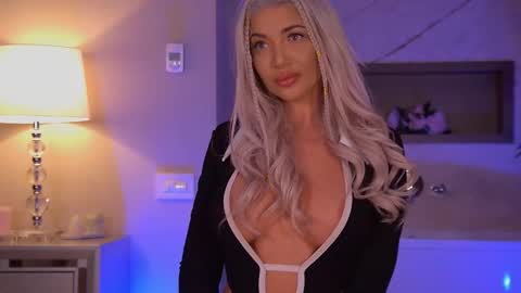 Snapshot of hellenroyy chatting on October 2025 04:29:02 AM hellenroyy online show from October 2025 04:29:02 AM