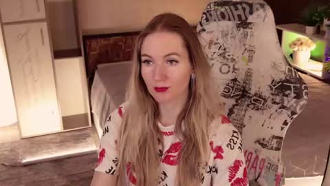 Snapshot of hello_lisha chatting on July 2026 08:18:01 AM Alisia Monday to Friday from 10 am to 4 pm GMT 2 online show from July 2026 08:18:01 AM