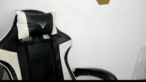 heluehorny13 online show from January 2025 05:05:01 AM