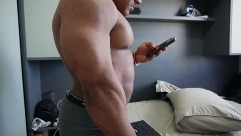 Henri online show from November 2025 07:03:01 PM