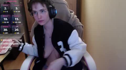 Snapshot of heraluna_ chatting on December 2024 02:04:01 AM HeraLuna online show from December 2024 02:04:01 AM