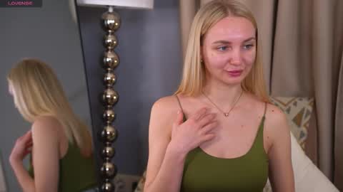 Snapshot of hey_becky chatting on March 2026 08:43:01 AM Becky online show from March 2026 08:43:01 AM