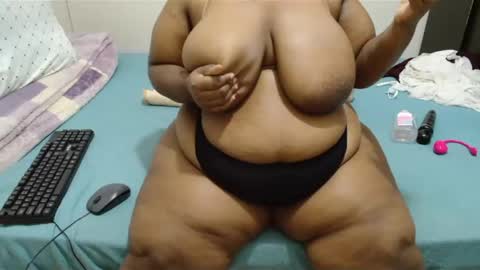 Snapshot of hips2sexy chatting on December 2024 03:22:02 AM hips2sexy online show from December 2024 03:22:02 AM