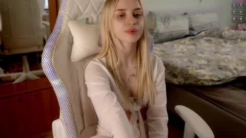 Holly online show from April 2026 09:26:02 PM