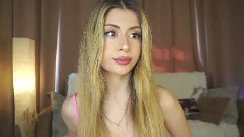 Snapshot of holayoula chatting on June 2026 08:01:02 AM Moni Monica online show from June 2026 08:01:02 AM