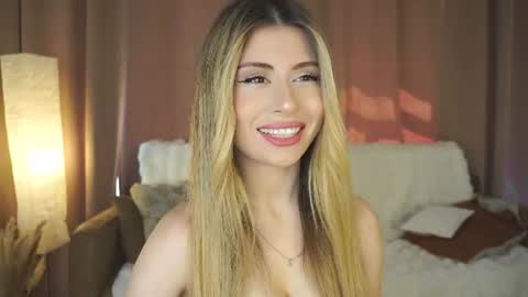 Snapshot of holayoula chatting on June 2026 08:06:01 AM Moni Monica online show from June 2026 08:06:01 AM