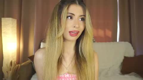Snapshot of holayoula chatting on June 2026 08:04:02 AM Moni Monica online show from June 2026 08:04:02 AM