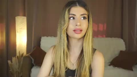 Snapshot of holayoula chatting on July 2026 08:10:01 AM Moni Monica online show from July 2026 08:10:01 AM