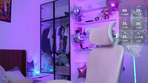 Snapshot of holliwould_ chatting on May 2026 12:24:02 PM Holli online show from May 2026 12:24:02 PM