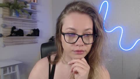 Holly online show from March 2025 04:49:01 AM