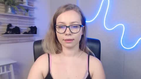 Holly online show from March 2025 04:24:02 AM