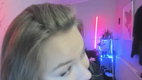 Holly online show from November 2025 08:30:01 PM