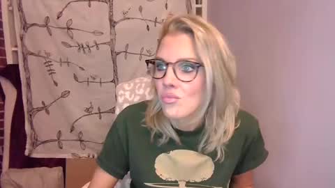 holly_bourbon online show from October 2025 01:37:02 AM