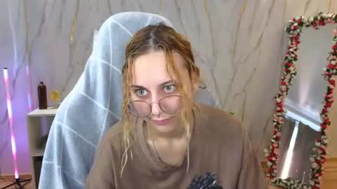 Snapshot of hollyy_pollyyyy chatting on August 2026 02:37:01 AM Polly online show from August 2026 02:37:01 AM