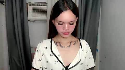 Snapshot of holy_maxine chatting on May 2026 08:33:02 AM holy_maxine online show from May 2026 08:33:02 AM