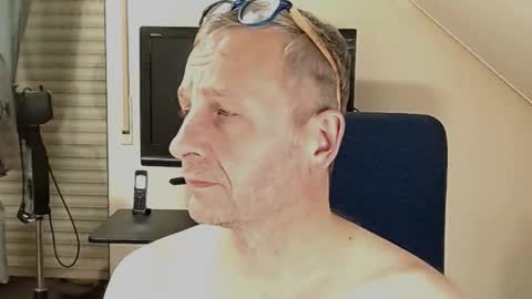 Snapshot of hondowill chatting on November 2025 06:09:02 PM Bernd online show from November 2025 06:09:02 PM