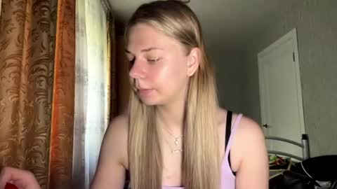 Snapshot of honeyaskren chatting on June 2026 10:28:02 AM Klara online show from June 2026 10:28:02 AM