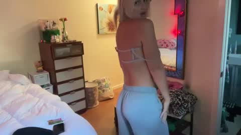 Snapshot of honeybun_z chatting on February 2025 06:26:02 PM honeybun_z online show from February 2025 06:26:02 PM