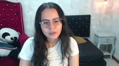 Snapshot of honeybuu_ chatting on May 2026 03:28:01 PM Emily online show from May 2026 03:28:01 PM