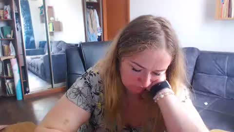 Snapshot of honeydewmolly chatting on May 2026 11:25:01 AM HoneydewMolly online show from May 2026 11:25:01 AM